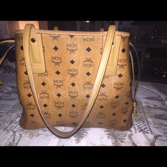 Large mcm purse comes with dust bag and clutch - Picture 7 of 7